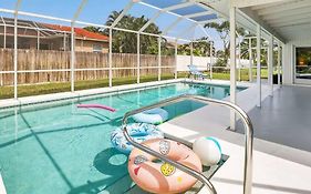 Elevated 1152 - Serene Family Friendly 4 Bed Pool Home